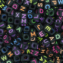 LETRAS QUADRADA 6X6MM EM PLÁSTICO PRETO C/ COLORIDO COM 50GR ( mais ou menos 300 letrinhas)