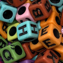 LETRAS QUADRADA COLORIDA 6X6MM EM PLÁSTICO COLORIDO NEON (PACOTE COM 50GR)