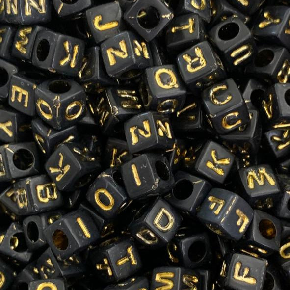 LETRAS QUADRADA PRETA COM LETRA DOURADA 6X6MM EM PLÁSTICO (PACOTE COM 250GR)