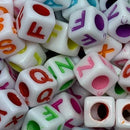 LETRAS QUADRADAS 6X6MM EM PLÁSTICO BCA C/ COLORIDA COM 50GR ( mais ou menos 300 letrinhas)