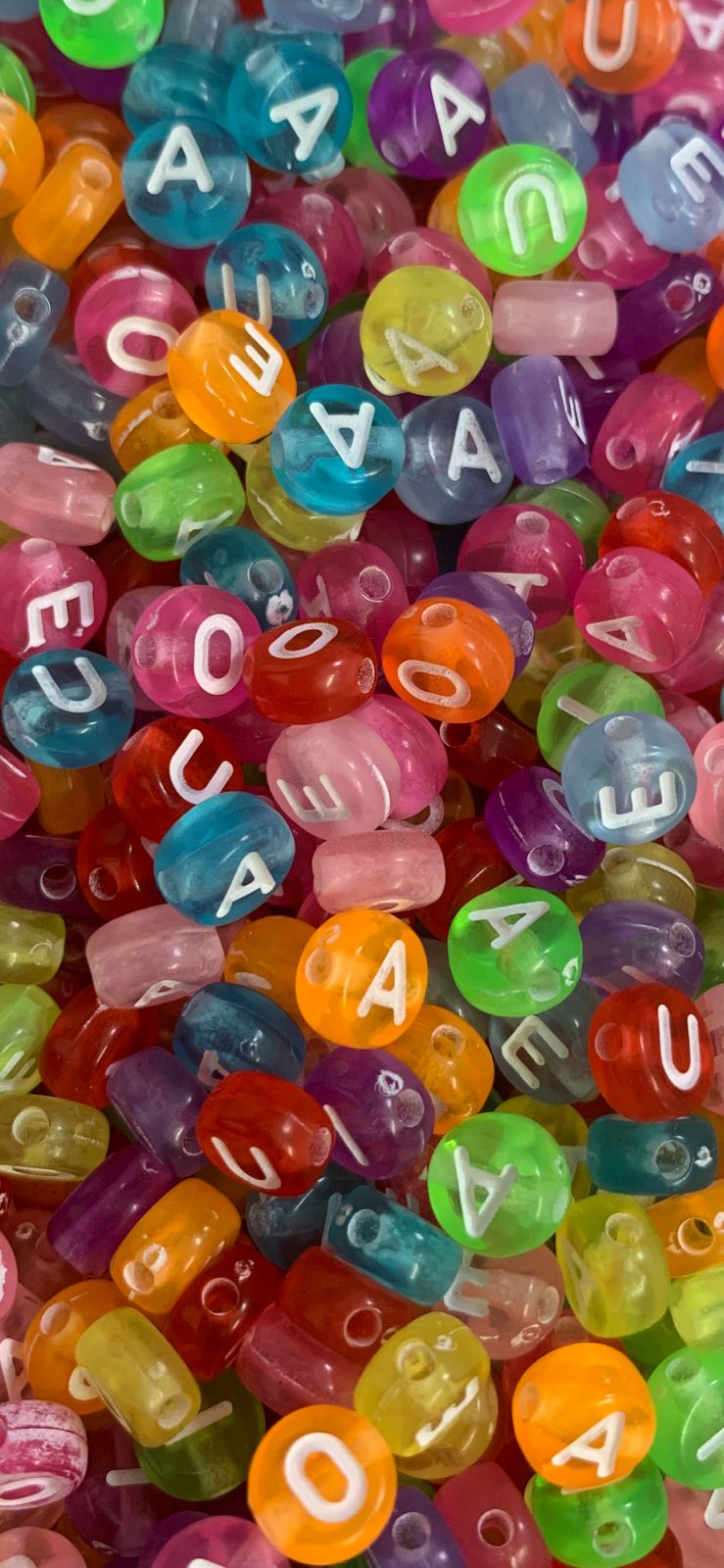 LETRAS VOGAIS TRANSLUCIDO 07MM EM PLÁSTICO COLORIDO (PACOTE COM 250GR)