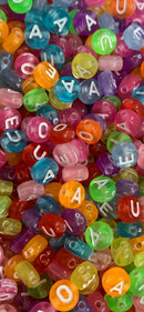 LETRAS VOGAIS TRANSLUCIDO 07MM EM PLÁSTICO COLORIDO (PACOTE COM 50GR)