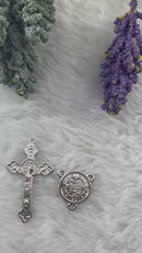 KIT CRUCIFIXO 5,5cm x 3,3cm E ENTREMEIO DE SÃO BENTO 2cm x 2cm