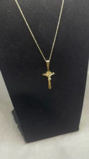 Pingente Cruz de São Bento com Corrente em Aço Inox Dourado