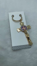 Chaveiro Cruz de São Bento Dourado com Resina