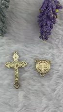 KIT CRUCIFIXO 5,5cm x 3,3cm E ENTREMEIO DE SÃO BENTO 2cm x 2cm
