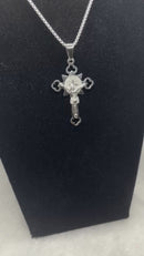 Crucifixo São Bento Vazado com Corrente – Aço Inoxidável